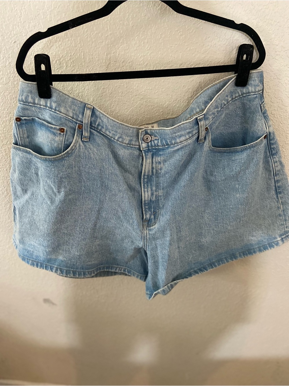 Abercrombie & Fitch 4” mom short, high rise Light Wash Denim Shorts